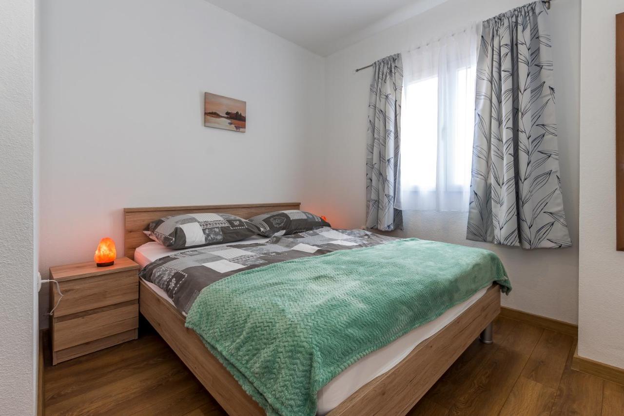 Rooms And Apartments Budisa Vrlika Exterior photo