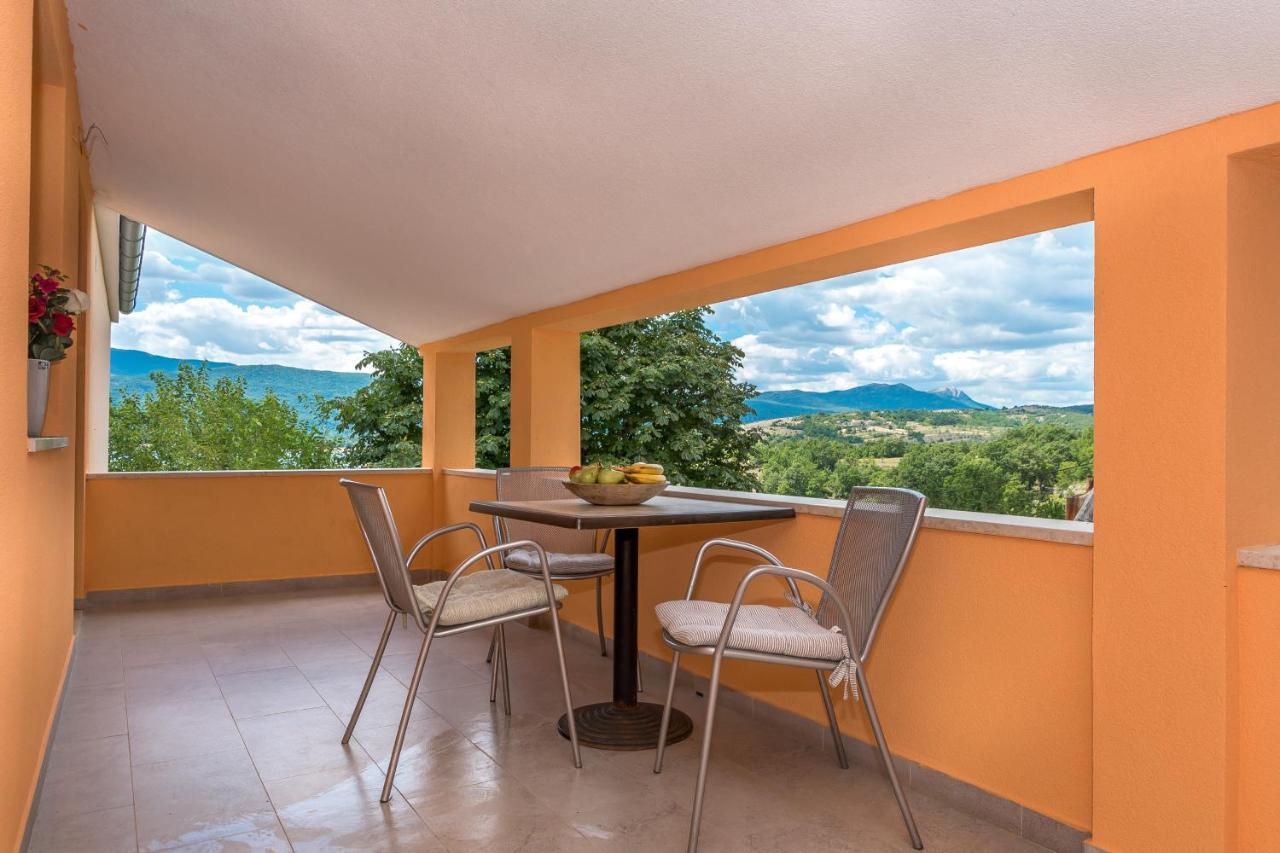 Rooms And Apartments Budisa Vrlika Exterior photo