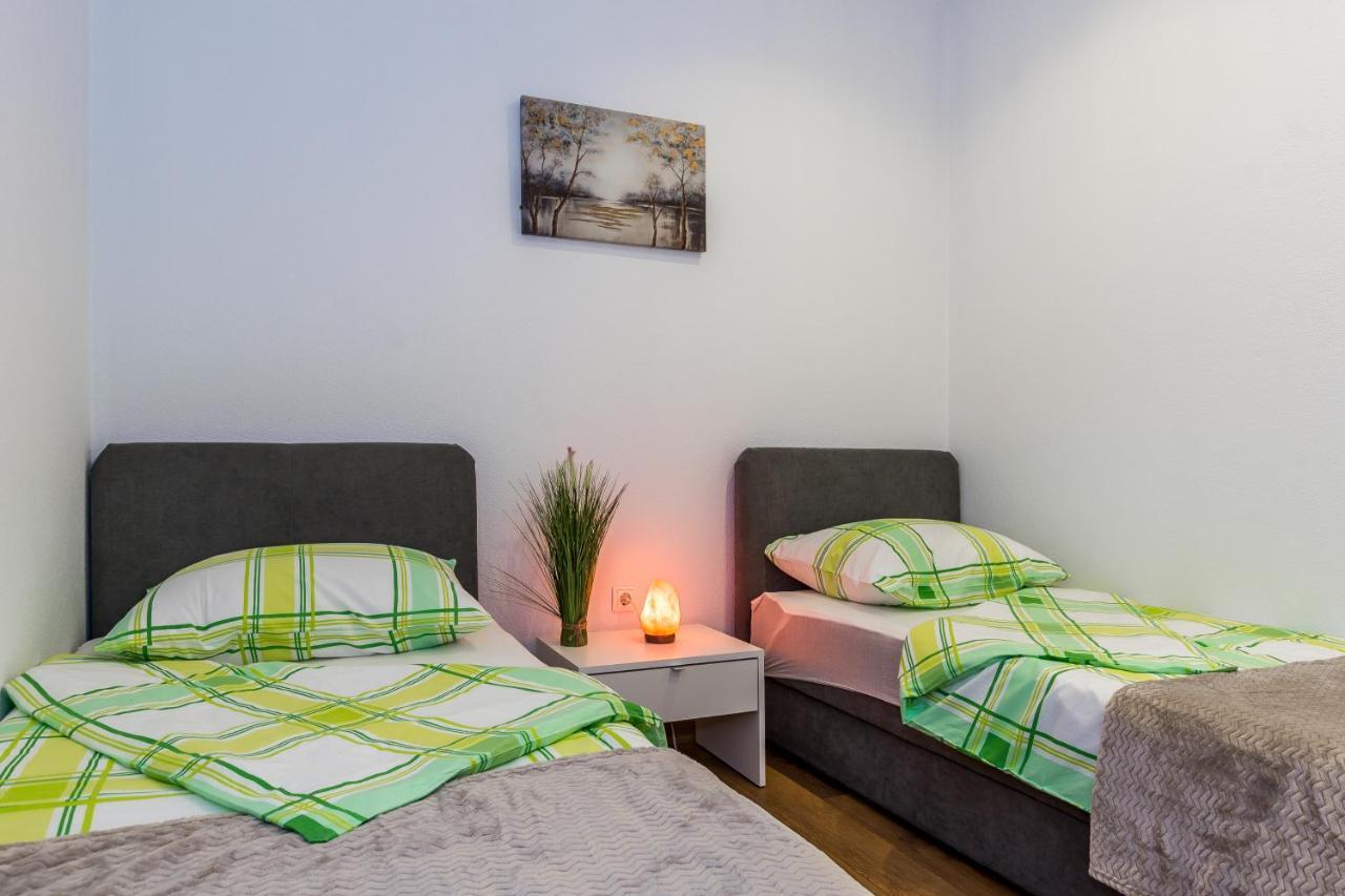 Rooms And Apartments Budisa Vrlika Exterior photo